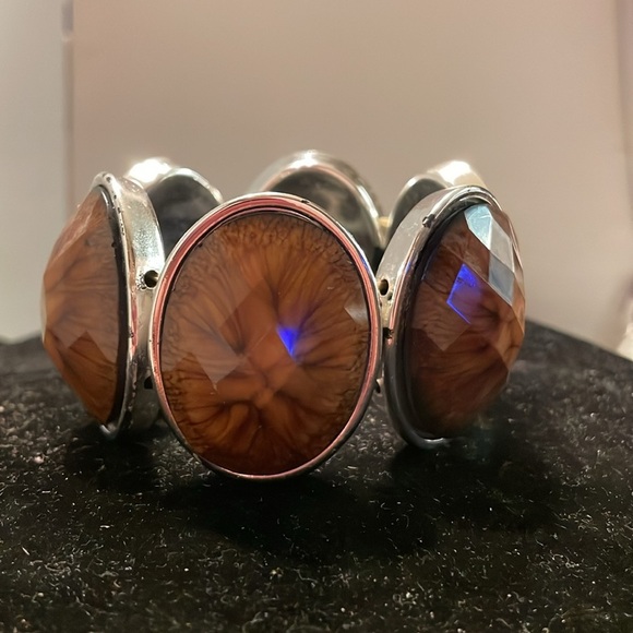 8” silver tone stretch bracelet with 6 oval bezel set jasper colored festoons - Picture 4 of 11